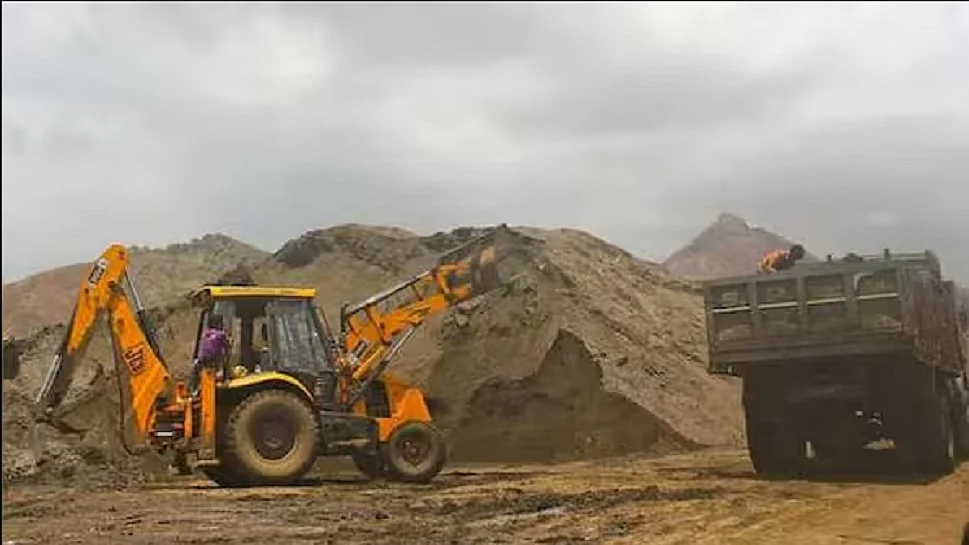 यूपी के हरदोई में माफिया की दबंगई, जिला खनन अधिकारी पर डंपर चढ़ाने की कोशिश, बाल-बाल बची जान