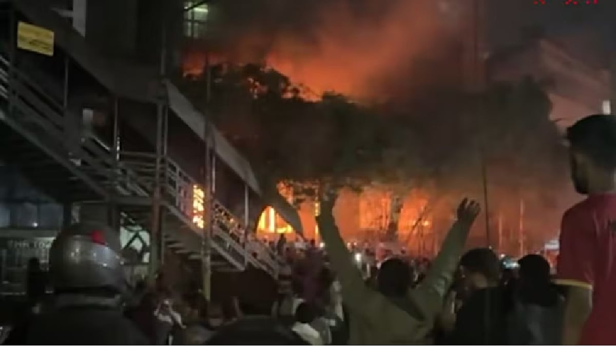 बांग्लादेश फिर सुलगा, उस्मान हादी की मौत के बाद बड़ी हिंसा, अवामी लीग और अखबारों के दफ्तर फूंके गए