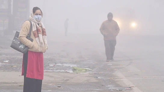 जहरीली हवा के चपेट में दिल्ली-NCR! सांस लेना हुआ मुश्किल, राजधानी में विजिबिलिटी जीरो, येलो अलर्ट जारी