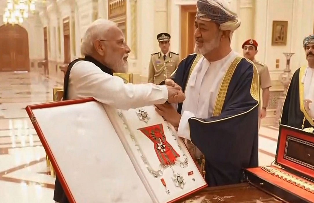 प्रधानमंत्री को विदेशों से सम्मान हासिल करने का चस्का, आखिर शौक बड़ी चीज है!