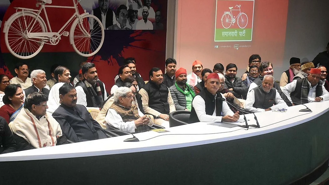 कफ सिरप कांडः अखिलेश की योगी को चुनौती-  काले कारोबार में जितने लोग शामिल, सरकार उन पर बुलडोजर चलाए
