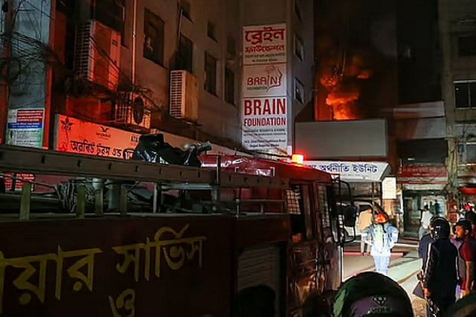 बांग्लादेश: 'मुक्ति युद्ध के आदर्शों' पर हमले से सांस्कृतिक संगठन और पत्रकार व्यथित, ढाका में निकाला विरोध मार्च