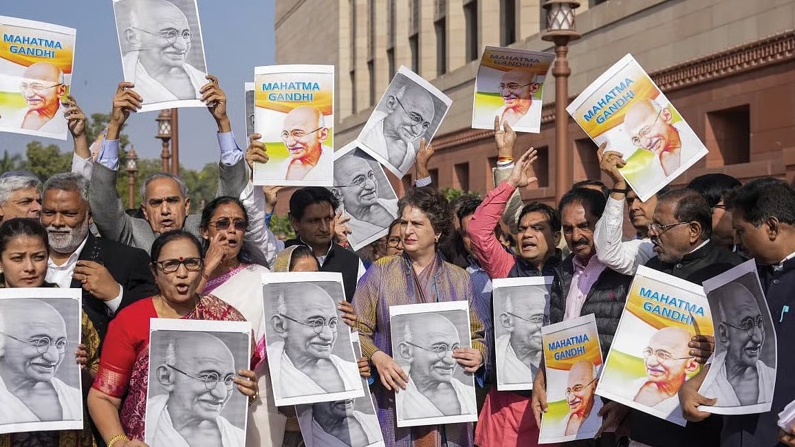 मनरेगा का नाम बदले जाने और कानून को कमजोर किए जाने के खिलाफ विपक्ष ने संसद के बाहर प्रदर्शन किया