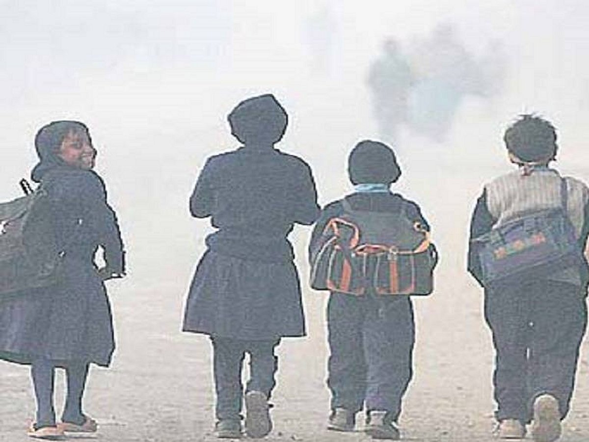 उत्तर प्रदेश: भीषण ठंड और शीतलहर के चलते कक्षा 1 से 8 तक के स्कूलों की छुट्टी बढ़ी