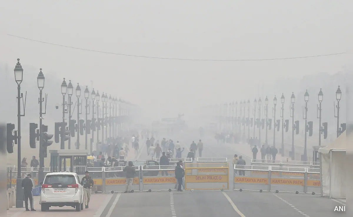 दिल्ली-NCR में कोहरे और धुंध की मार, 'दमघोंटू' हवा का कहर जारी, AQI 400 के पार