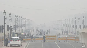 दिल्ली-NCR में कोहरे और धुंध की मार, 'दमघोंटू' हवा का कहर जारी, AQI 400 के पार