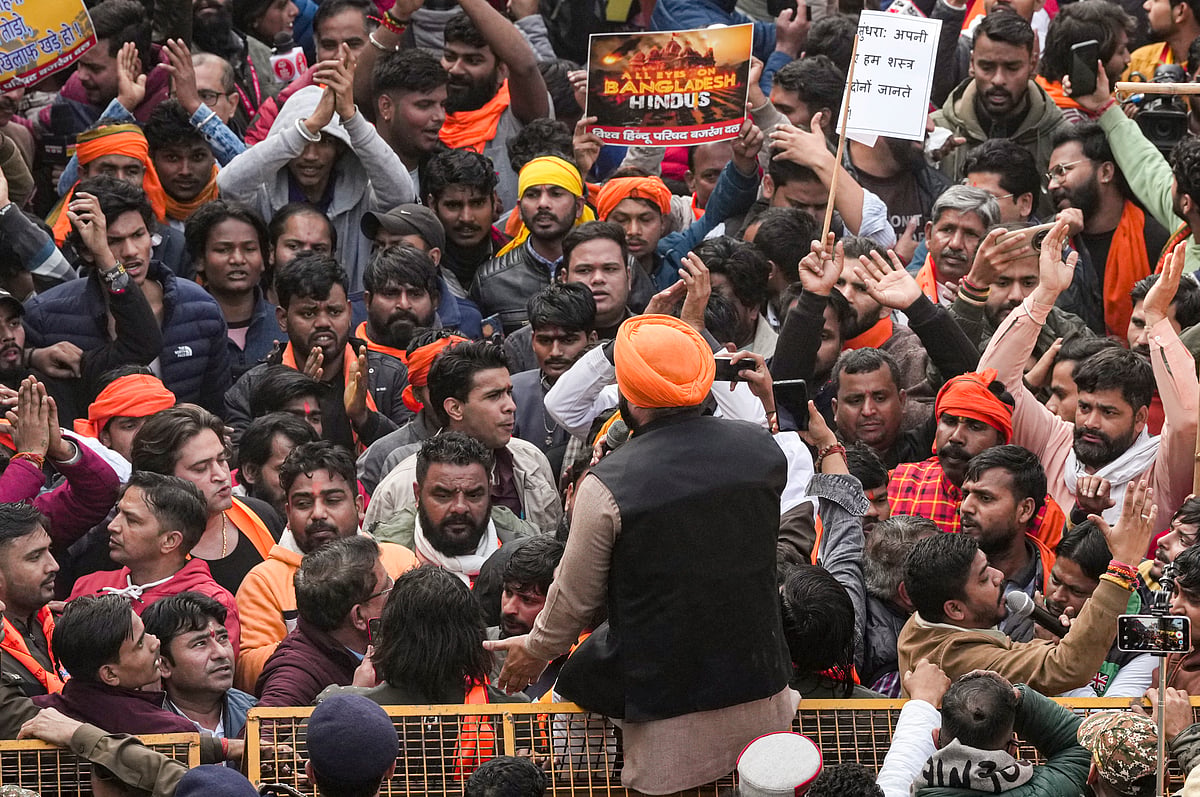दिल्ली: VHP-बजरंग दल के सैकड़ों कार्यकर्ताओं को पुलिस ने हिरासत में लिया, बांग्लादेश उच्चायोग के बाहर कर रहे थे प्रदर्शन  