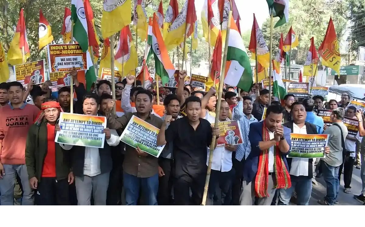 वीजा सेवाएं निलंबित करने के बाद बांग्लादेश ने भारतीय राजदूत को किया तलब, देश में हिंसा और विरोध से बिगड़े हालात