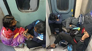 नेशनल चैंपियनशिप से लौटते वक्त ट्रेन के टॉयलेट के पास बैठे 18 पहलवान, यूपी से ओडिशा वापसी का वीडियो वायरल