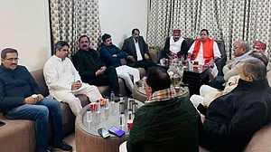 UP में ब्राह्मण विधायकों की बैठक पर चढ़ा सियासी पारा, विपक्ष ने BJP सरकार पर उठाया सवाल, राजभर ने भी साधा निशाना