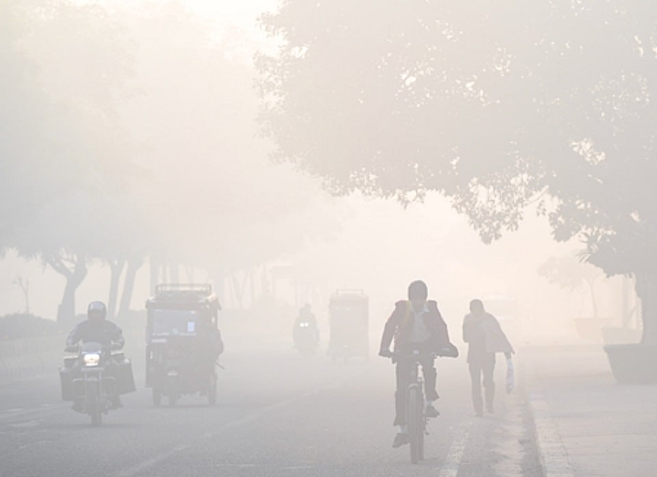 दिल्ली-NCR में घना कोहरा, ठंड और प्रदूषण की भी मार, उड़ानों-ट्रेनों पर असर, नए साल से पहले बढ़ी मुश्किलें