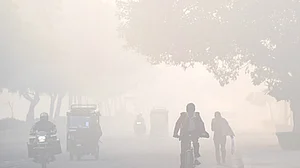 दिल्ली-NCR में घना कोहरा, ठंड और प्रदूषण की भी मार, उड़ानों-ट्रेनों पर असर, नए साल से पहले बढ़ी मुश्किलें