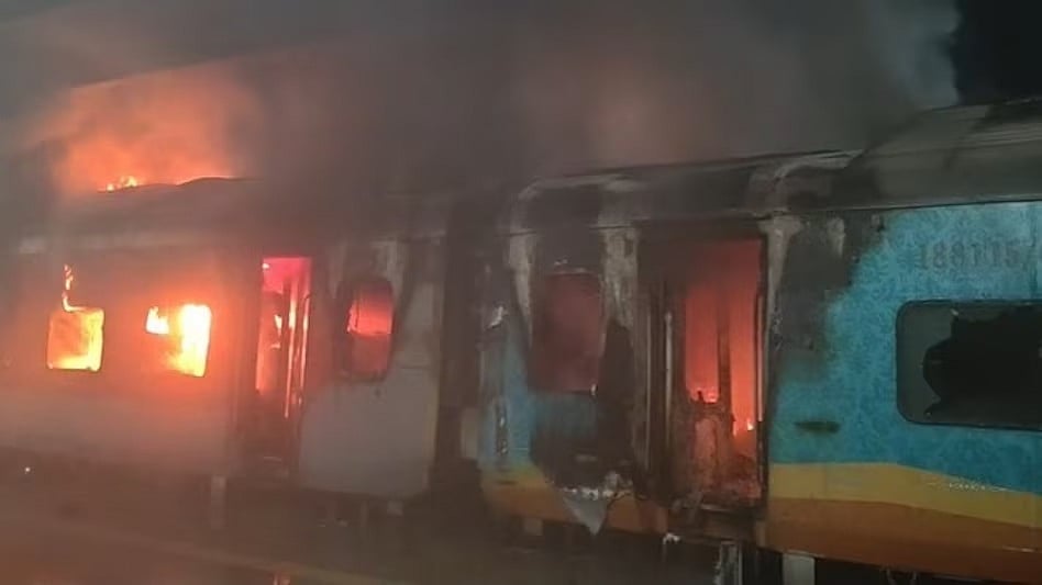 आंध्र प्रदेश में बड़ा रेल हादसा, टाटा एर्नाकुलम एक्सप्रेस में लगी भीषण आग, एक की मौत, झारखंड से केरल जा रही थी ट्रेन