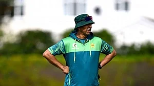 खेल: PCB ने टेस्ट टीम के मुख्य कोच अजहर महमूद से नाता तोड़ा और महिला टी20 रैंकिंग में दीप्ति नंबर एक पर बरकरार