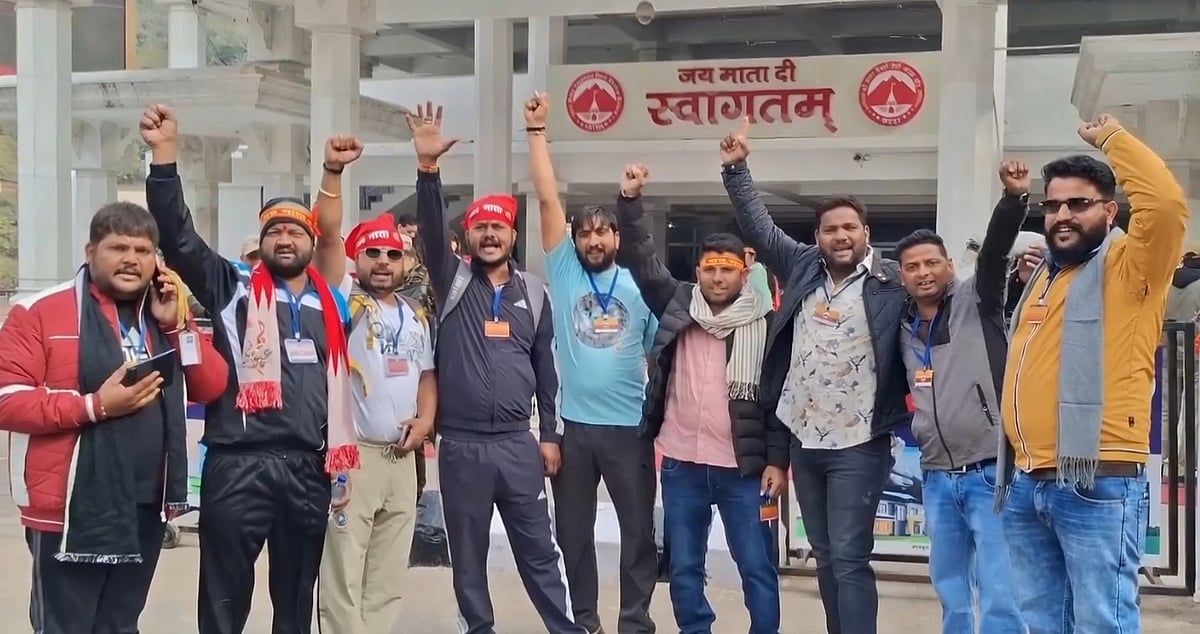 नए साल से पहले मंदिरों में भक्तों की भीड़, तीर्थ स्थलों पर उमड़ा जनसैलाब, दर्शन के नए नियम और एडवाइजरी जारी 