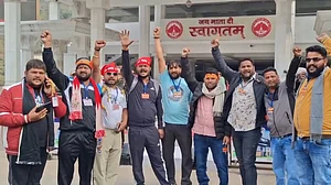 नए साल से पहले मंदिरों में भक्तों की भीड़, तीर्थ स्थलों पर उमड़ा जनसैलाब, दर्शन के नए नियम और एडवाइजरी जारी