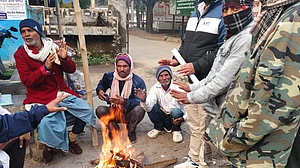 बिहार में कड़ाके की ठंड और घने कोहरे से जनजीवन प्रभावित, पटना में कक्षा आठ तक के स्कूल बंद