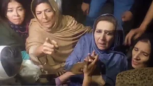 पाकिस्तान: अडियाला जेल के बाहर फिर धरने पर इमरान खान की बहनें, कोर्ट के आदेश के बावजूद नहीं मिली मुलाकात की इजाजत