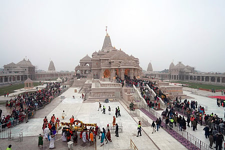 नए साल पर युवाओं में धार्मिक पर्यटन का बढ़ा रुझान, काशी, मथुरा, अयोध्या में लाखों की संख्या में पहुंच रहे युवा
