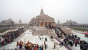 नए साल पर युवाओं में धार्मिक पर्यटन का बढ़ा रुझान, काशी, मथुरा, अयोध्या में लाखों की संख्या में पहुंच रहे युवा