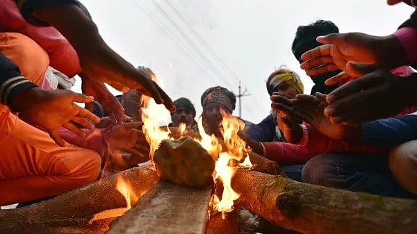 नए साल पर ठिठुरी दिल्ली, 6 साल में सबसे ठंडा दिन, शीतलहर के साथ बारिश का अलर्ट  