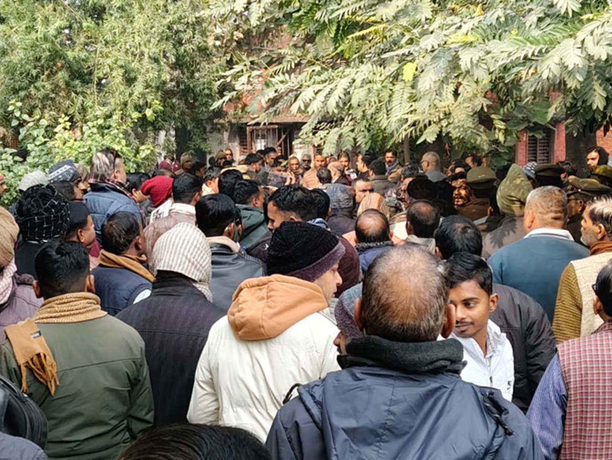उत्तर प्रदेश: अमेठी के मुसाफिरखाना तहसील में वकील-लेखपाल भिड़ंत, धक्का-मुक्की के बाद हालात तनावपूर्ण, PAC तैनात