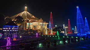 कितनी खूबसूरत थी दुनिया इन स्वंयभू खुदाई खिदमतगारों के बगैर...