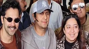 सिनेजीवन: तनोट माता का आशीर्वाद लेने पहुंची 'बॉर्डर-2' की पूरी टीम और रिलीज हुआ 'घर कब आओगे' सॉन्ग