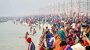 महाशिवरात्रि पर हरिद्वार में आस्था का सैलाब, प्रयागराज संगम में 21 लाख श्रद्धालुओं ने लगाई डुबकी
