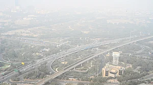 दिल्ली-NCR में फिर बिगड़ी हवा, ऑरेंज से रेड जोन में पहुंचा AQI, स्कूल खुले लेकिन बढ़ी चिंता