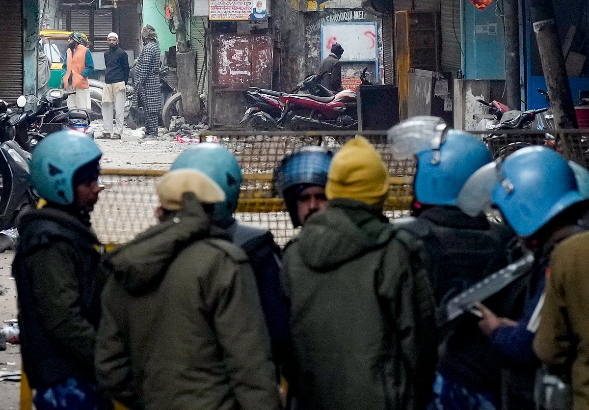 दिल्ली में अतिक्रमण हटाने के दौरान हुई हिंसा पर पुलिस का एक्शन, प्राथमिकी दर्ज, पांच हिरासत में