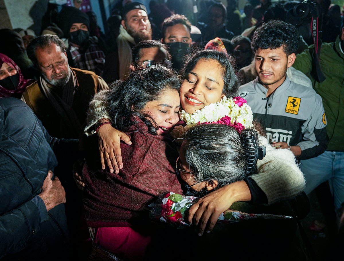 दिल्ली दंगा मामला: कोर्ट के आदेश के बाद गुलफिशा फातिमा तिहाड़ जेल से बाहर आई, अपनों से मिलकर हुई भावुक