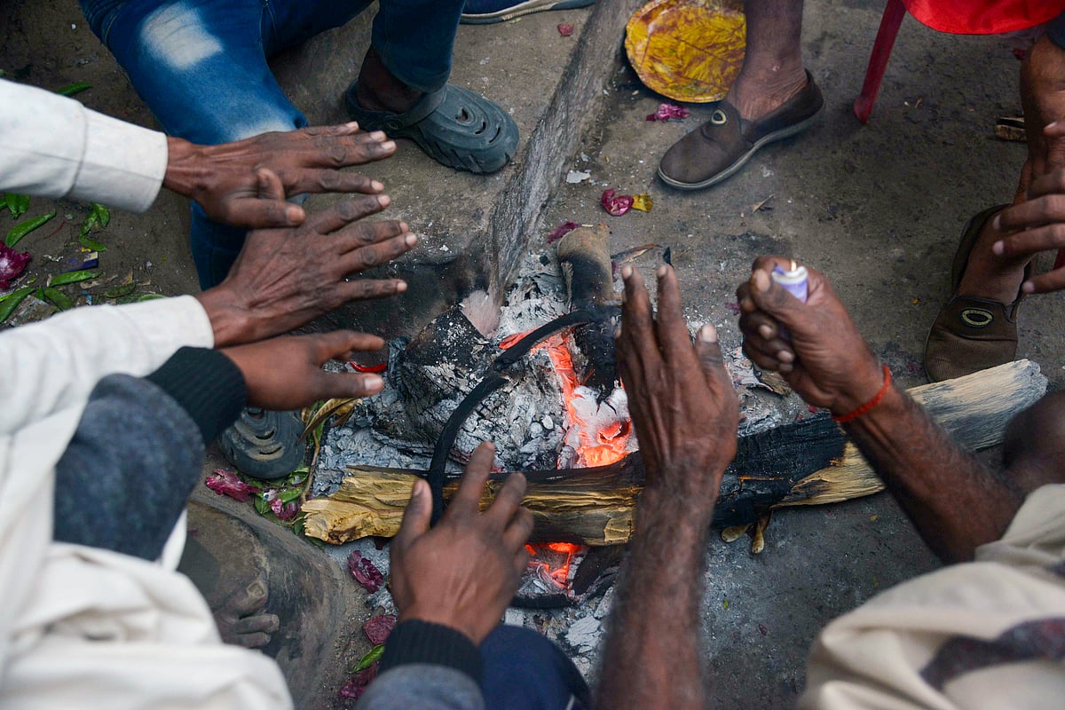 बिहार में ठंड ने लोगों को ठिठुराया, कोहरा भी ढा रहा कहर, गया में 4.1 डिग्री सेल्सियस तक लुढ़का पारा 