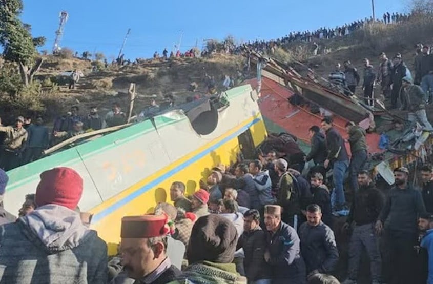 हिमाचल के सिरमौर में बड़ा हादसा, पहाड़ से नीचे गिरी बस, 8 लोगों की मौत और 5 लोग घायल