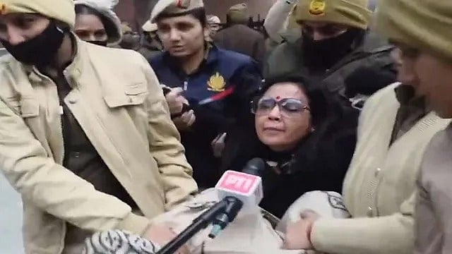 दिल्ली में TMC सांसदों का गृह मंत्रालय के बाहर प्रदर्शन, हिरासत में महुआ मोइत्रा, डेरेक ओ ब्रायन समेत कई नेता