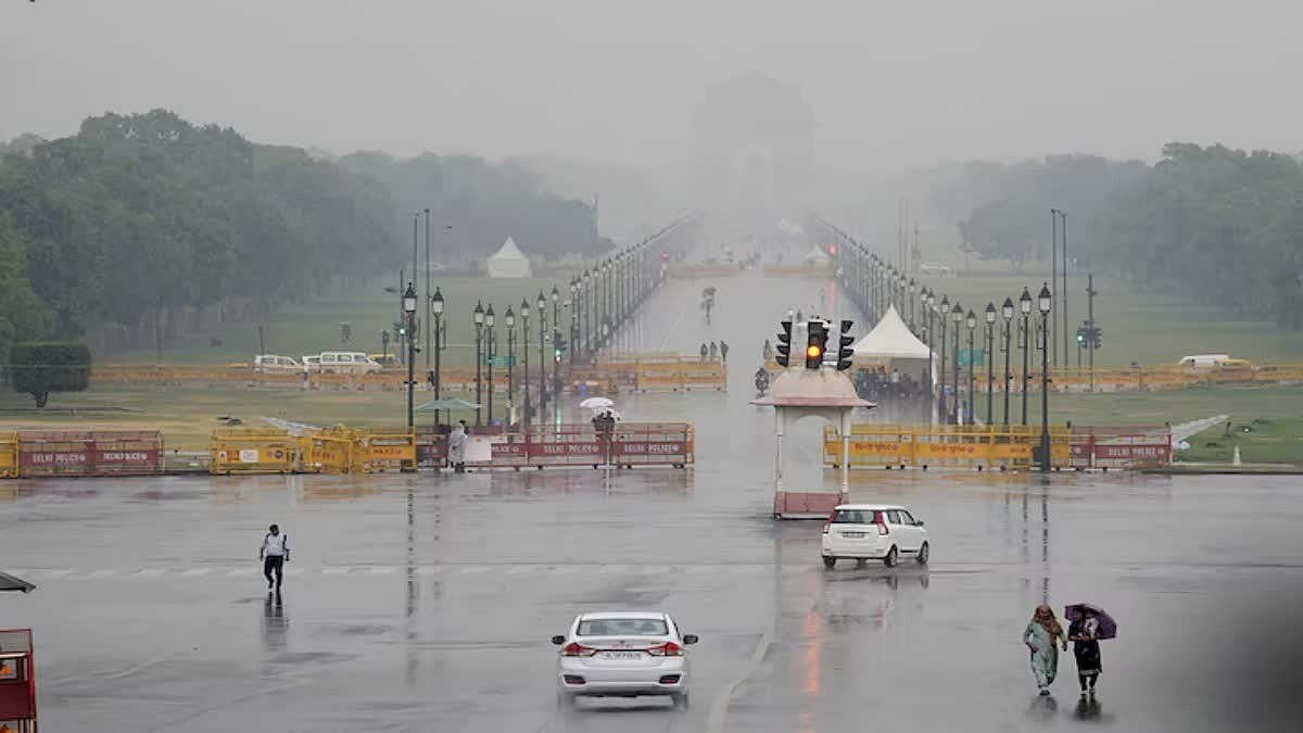 बारिश ने दिल्ली-NCR में बढ़ाया सर्दी का सितम, इतने डिग्री तक गिरा तापमान, कोहरे ने ट्रेनों की भी बिगाड़ी चाल