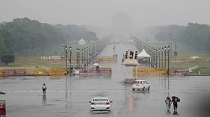बारिश ने दिल्ली-NCR में बढ़ाया सर्दी का सितम, इतने डिग्री तक गिरा तापमान, कोहरे ने ट्रेनों की भी बिगाड़ी चाल