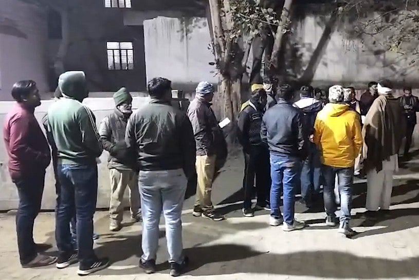 UP: मेरठ में बेटी के अपहरण और मां की हत्या पर तनाव, विपक्ष का सवाल- क्या आरोपियों के घरों पर बुलडोजर चला?