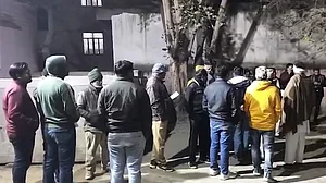 UP: मेरठ में बेटी के अपहरण और मां की हत्या पर तनाव, विपक्ष का सवाल- क्या आरोपियों के घरों पर बुलडोजर चला?