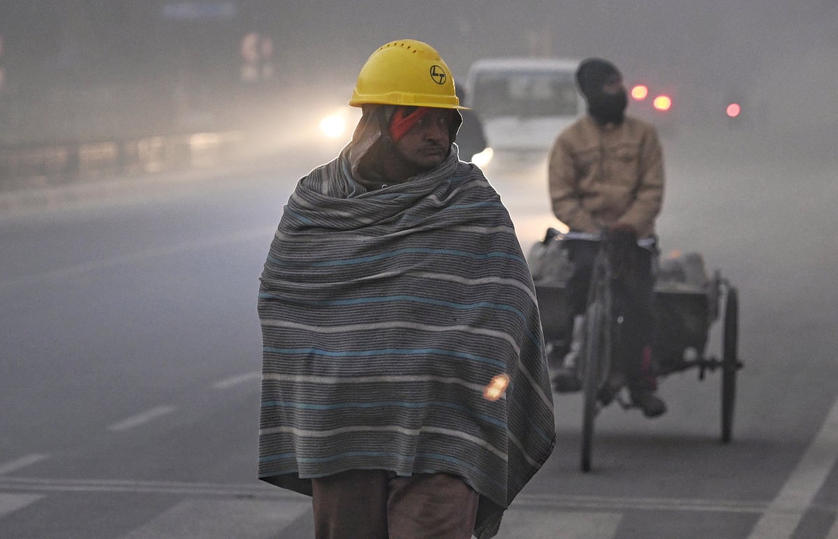 दिल्ली-एनसीआर में जहरीली हवा और शीतलहर का डबल अटैक, कई इलाकों में AQI 400 के करीब