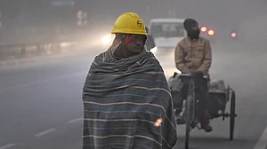 दिल्ली-एनसीआर में जहरीली हवा और शीतलहर का डबल अटैक, कई इलाकों में AQI 400 के करीब