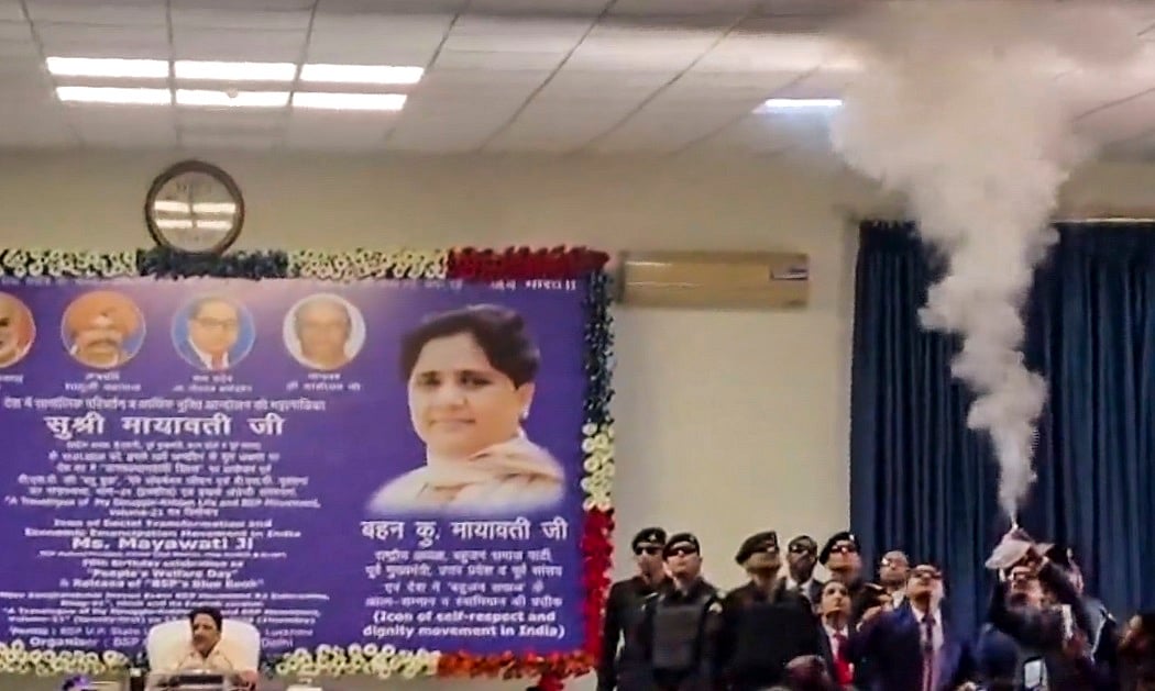 मायावती की प्रेस कांफ्रेंस में शार्ट सर्किट से कमरे में धुआं, मचा हड़कंप, अखिलेश ने की जांच की मांग