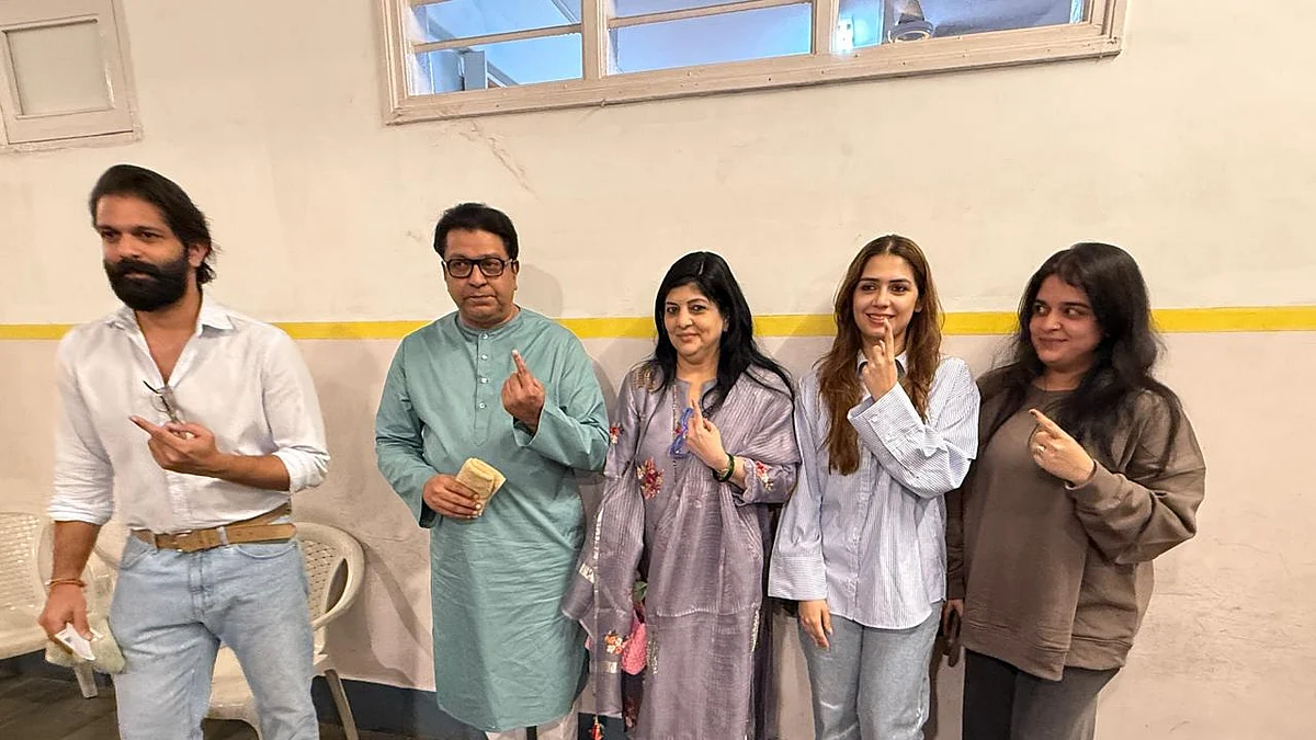 राज ठाकरे ने परिवार के साथ वोट डाला