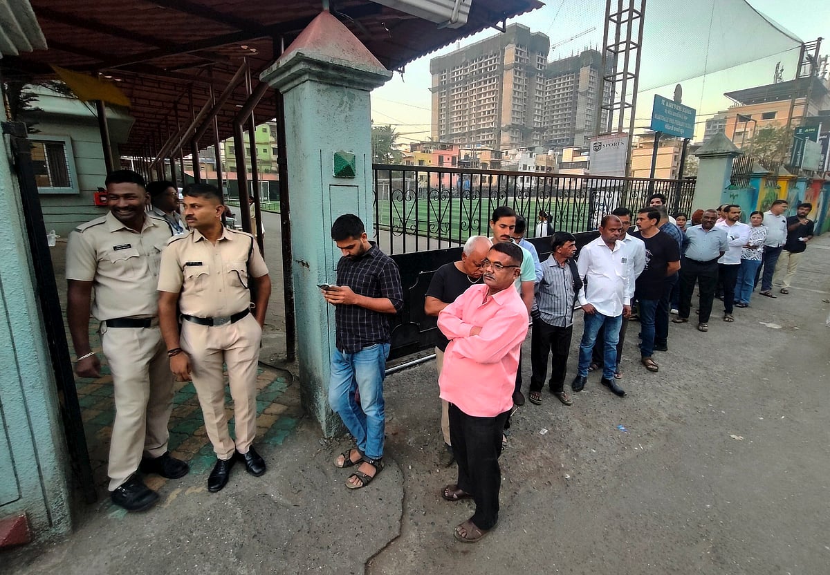 मुंबई महानगर पालिका चुनाव: सुबह साढ़े नौ बजे तक 6.98 प्रतिशत मतदान, इन फिल्मी सितारों ने डाले वोट