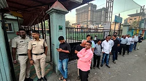 मुंबई महानगर पालिका चुनाव: सुबह साढ़े नौ बजे तक 6.98 प्रतिशत मतदान, इन फिल्मी सितारों ने डाले वोट