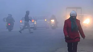 दिल्ली-NCR में स्मॉग का कहर, AQI 'गंभीर' श्रेणी में, एयरपोर्ट से सड़क तक असर