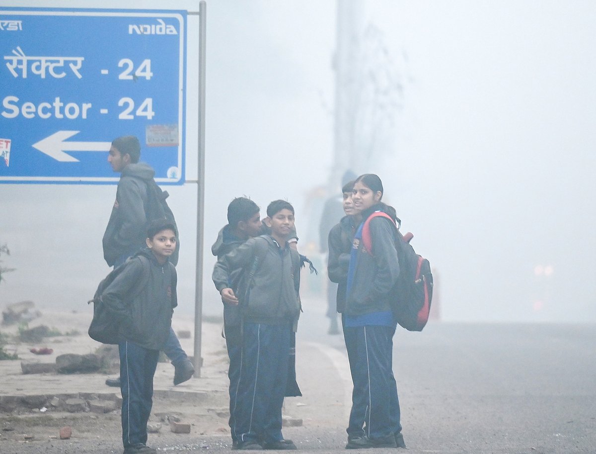 नोएडा में शिक्षा विभाग की लापरवाही, ठंड के चलते स्कूल छुट्टी का आदेश देर से जारी, बच्चों-अभिभावकों को हुई परेशानी