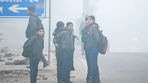 नोएडा में शिक्षा विभाग की लापरवाही, ठंड के चलते स्कूल छुट्टी का आदेश देर से जारी, बच्चों-अभिभावकों को हुई परेशानी