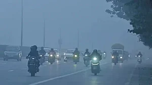 घने कोहरे और शीत लहर ने दिल्ली को जकड़ा, न्यूनतम तापमान 4.3°C पहुंचा, कई उड़ानों में हुई देरी