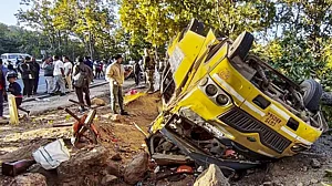 झारखंड में दर्दनाक सड़क हादसा, बारात ले जा रही बस पलटी, 9 लोगों की मौत, 80 घायल
